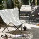 Fauteuil dans un cour en sable au soleil