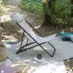 Transat dans un jardin en été