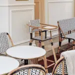 Mobilier en rotin, chaise bébé en rotin dans salle de restaurant.