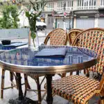 Mobilier en rotin, table avec deux fauteuils