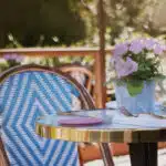 Mobilier en rotin, terrasse de bar avec chaise