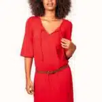 Robe rouge portée avec ceinture