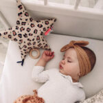 Petite fille qui dort avec boite à musique en forme d'étoile