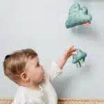 Bébé avec mobile en forme de nuage
