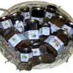 Panier avec plusieurs pots de confitures