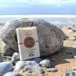 Savons sur plage de galets