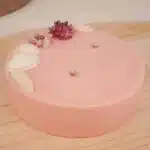 Bougie artisanale naturelle ronde, rose avec décoration de fleur séchée