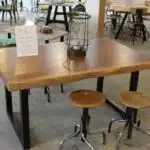 Mobilieren métal et bois, table et tabourets