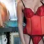 Ensemble de lingerie Française rouge et noir.