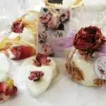 Bougies en forme de coeur avec sachet de pétales séchés
