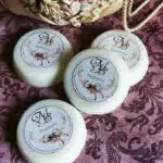 Bougies en forme de palet sur fond nappe vieux rose