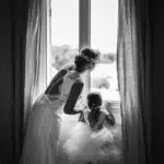 Robes de mariée, une mariée et sa petite fille d'honneur