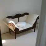 Petit canapé blanc et bis