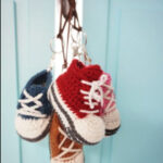 chaussons bébé confection en crochet rouge et bleu