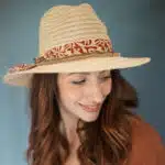 femme portant un chapeau de paille