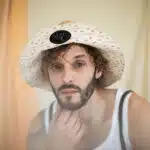 Homme portant un chapeau
