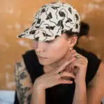 femme portant une casquette