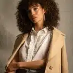 Tailleur : femme avec trench et chemisier