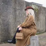 femme assise de profil avec chapeau
