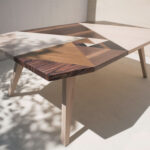 Table en bois mosaïque, plusieurs tons, clair et foncé