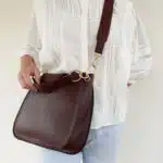 femme avec sac à main en cuir marron