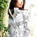 Vêtements intemporels : femme avec manteau noir et blanc à fleurs