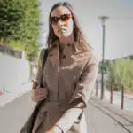 Vêtements intemporels : femme avec manteau beige dans une rue
