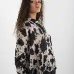 femme avec chemise noire et blanche (Créateur)