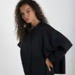 femme avec chemise noire