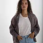 femme avec chemise grise ouverte et T-shirt blanc