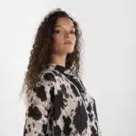 femme avec chemise noire et blanche de Créateur