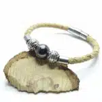 un bracelet sur ecorce de bois