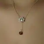 un bijou pendentif au cou d'une femme