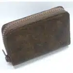 un porte-monnaie en cuir marron