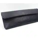 une trousse en cuir bleu