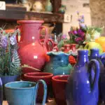 Faïences françaises : ensemble de poterie colorée (vase, pot d'eau)