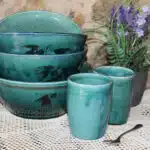 Poterie artisanale, bol et verre de couleur bleue