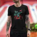 Homme avec tee-shirt