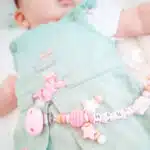 Cadeaux naissance - bébé avec petite robe verte-doudou