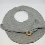 Bavoir gris avec anneau de dentition