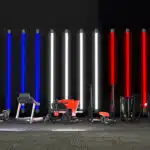 Appareils de musculation de sport, des néons bleu blanc rouge en fond