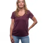 femme avec T-shirt en lin bordeau