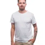 homme avec T-shirt en lin blanc