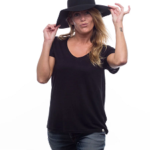 femme avec chapeau et T-shirt en lin noir