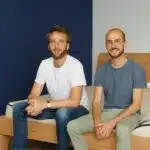Literie sur mesure-2 hommes assis sur 1 matelas