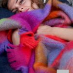 femme allongée avec couverture colorée