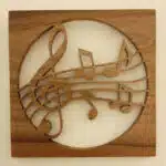 Objets décoratifs en bois : disque découpé dans un carré de bois traversé par une portée musicale en bois