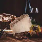 Morceau de Cantal avec pain