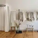 portant de vêtements - cousu-français