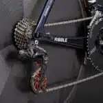 dérailleur de vélon rouge et noir